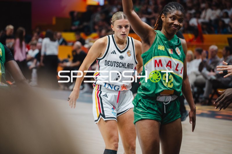Alexandra Wilke (#3; Deutschland) im Zweikampf gegen Rokia Doumbia (#52; Mali)