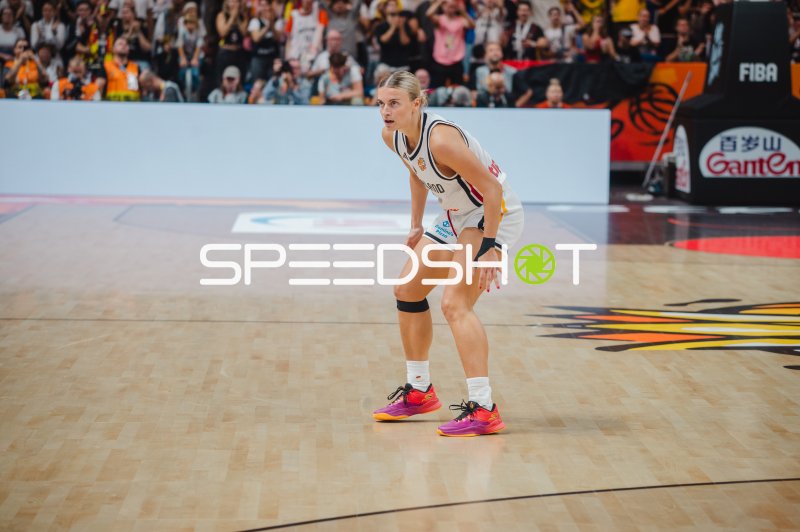 Alexandra Wilke (#3; Deutschland) in Defensivstellung bei FIBA-Spiel