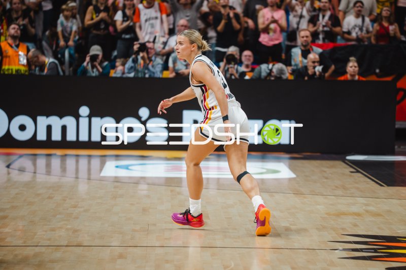 Deutschland-Spielerin in Defensivstellung bei Heimspiel in der Uber Arena