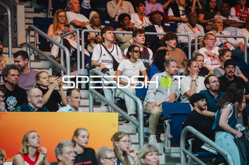 Leonardo Bittencourt verfolgt das Spiel in der Uber Arena Berlin