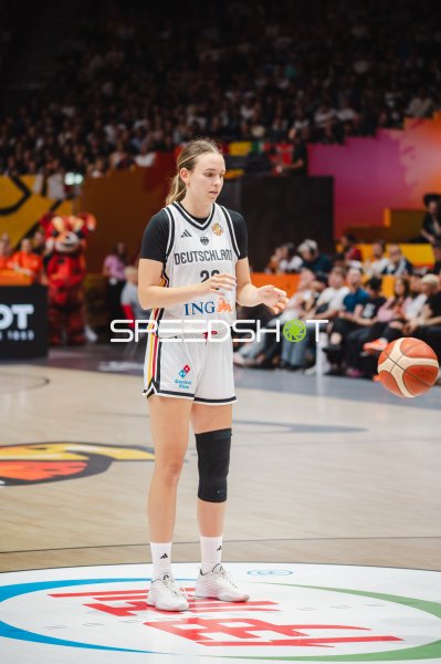 Emily Bessoir (#22; Deutschland) mit Ball in der Uber Arena Berlin
