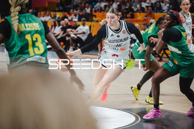Leonie Fiebich (#13; Deutschland) dribbelt durch die Mali-Abwehr