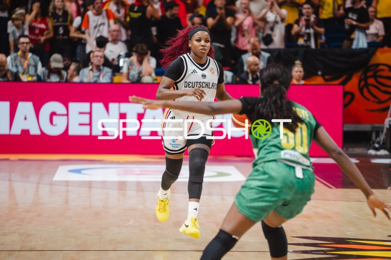 Alexis Peterson (#1; Deutschland) im Angriff gegen Djeneba N'Diaye (#50; Mali)