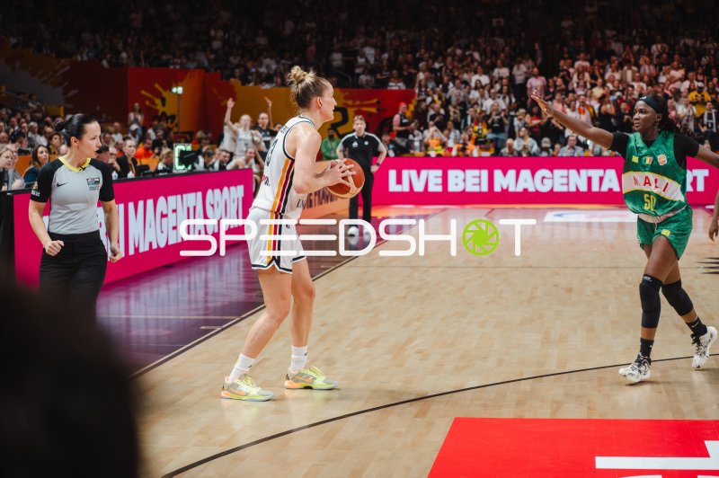 Djeneba N'Diaye (#50; Mali) verteidigt gegen Deutschland in der Uber Arena Berlin
