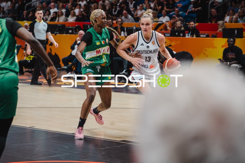 Leonie Fiebich (#13; Deutschland) im Eins-gegen-Eins gegen Mali