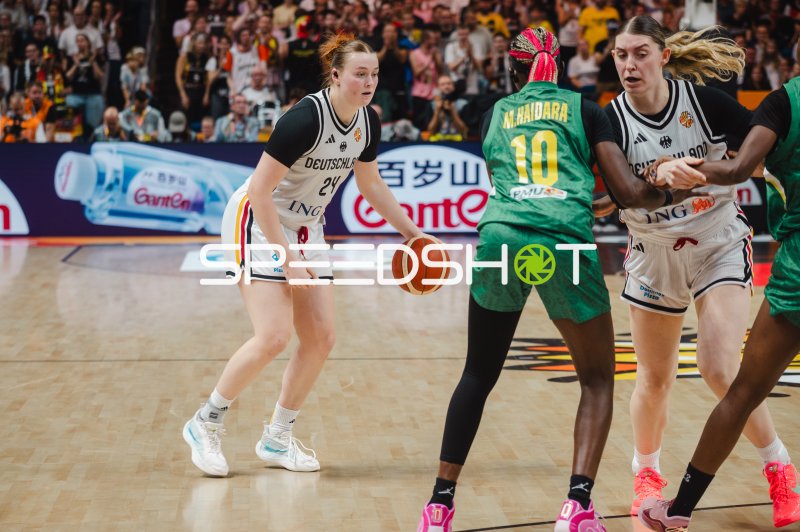 Lina Sontag (#24; Deutschland) dribbelt gegen Maimouna Haidara (#10; Mali)