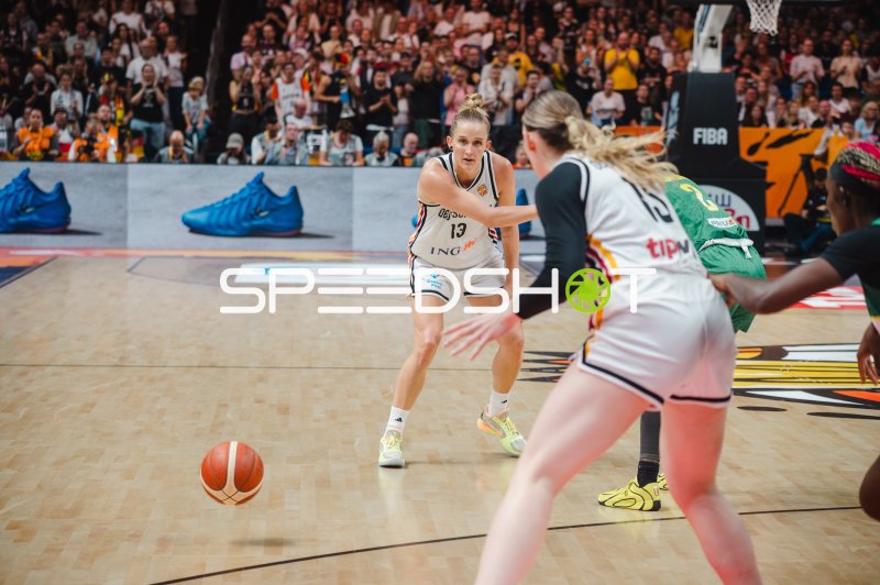 Leonie Fiebich (#13; Deutschland) im Spielaufbau gegen Mali