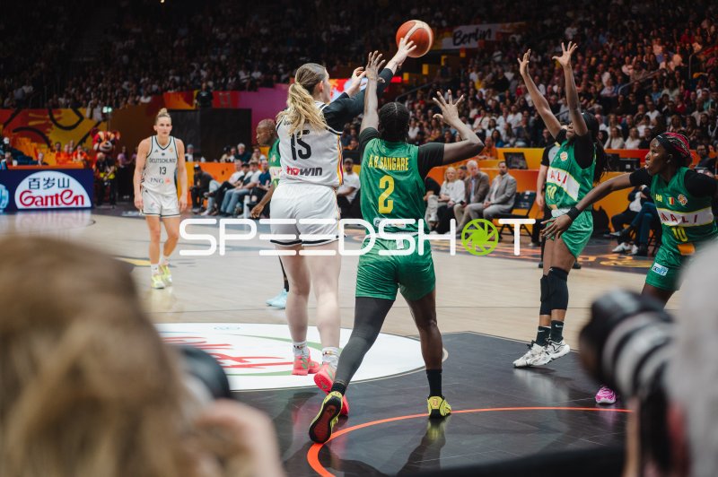 Luisa Geiselsöder (#15; Deutschland) im Wurf gegen Aminata Brahima Sangare (#2; Mali)