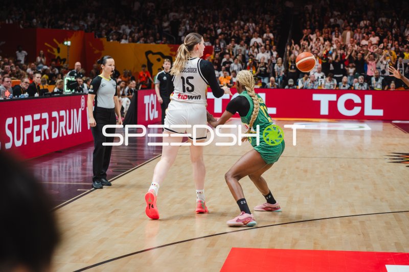 Luisa Geiselsöder (#15; Deutschland) im Zweikampf gegen Mali