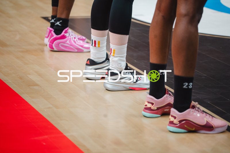 Sneaker-Detail: Basketballschuhe beim Antreten in der Uber Arena Berlin