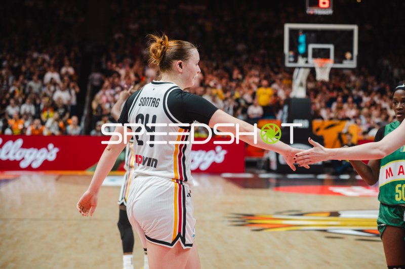 Lina Sontag (#24; Deutschland) beim High-Five mit Teamkollegin