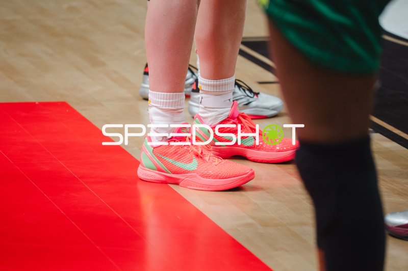 Nike Kobe 6 Zoom in Neon-Pink auf dem Parkett der Uber Arena