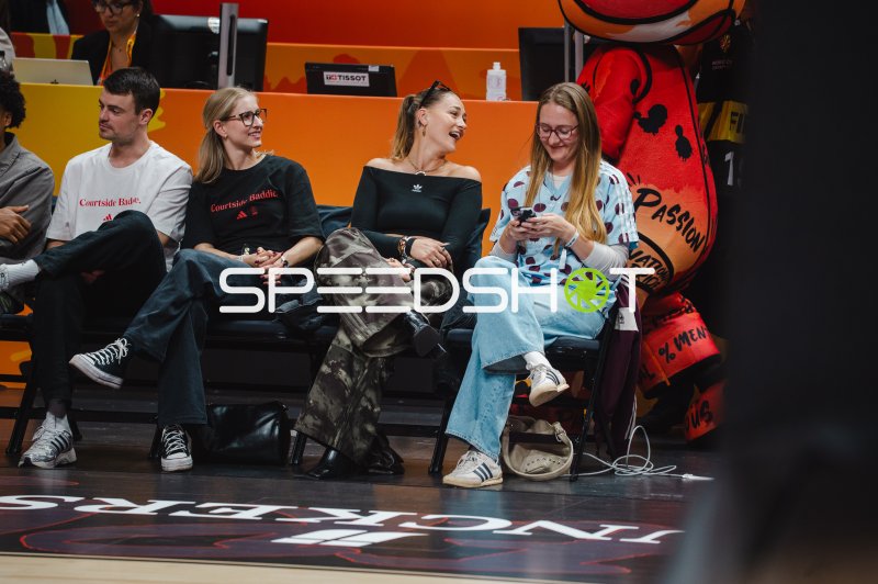 Fans und Zuschauer courtside bei Basketball-Event in der Uber Arena Berlin