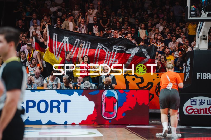 Deutschland-Fans feiern mit Flagge und Banner in der Uber Arena