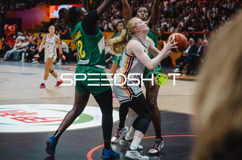 Rokia Doumbia (#52; Mali) und deutsche Spielerin im Zweikampf unter dem Korb