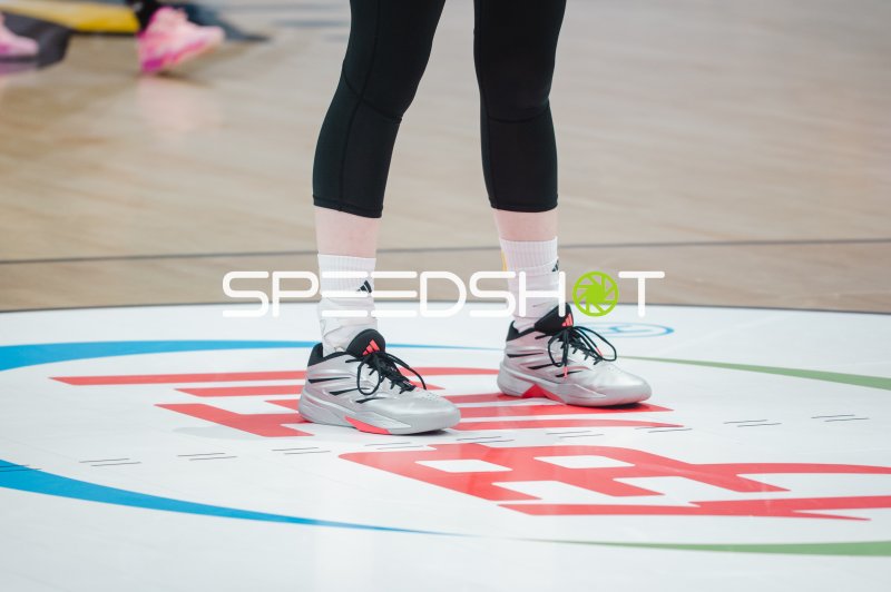 Adidas Basketballschuhe auf dem Parkett der Uber Arena Berlin