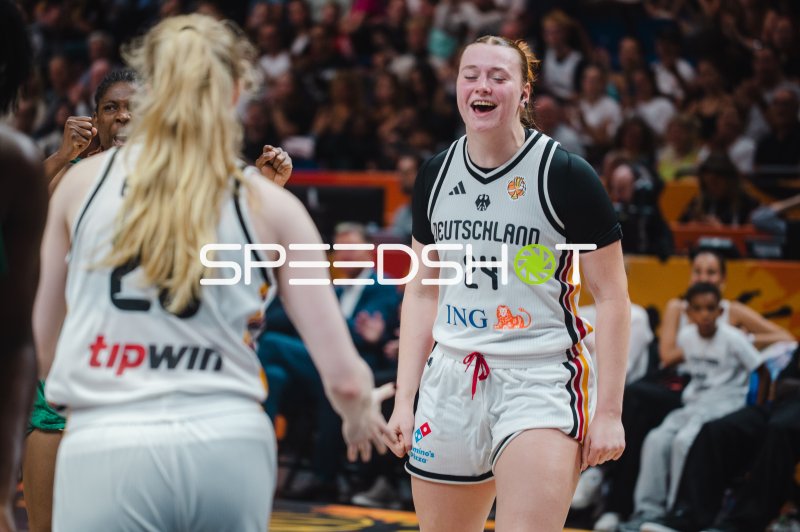 Lina Sontag (#24; Deutschland) jubelt beim Heimspiel in der Uber Arena