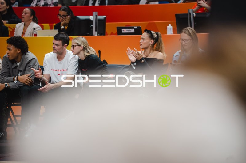 Zuschauer an der Courtside verfolgen das Spiel in der Uber Arena