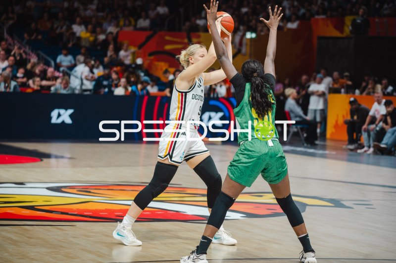 Emma Eichmeyer (#9; Deutschland) im Zweikampf gegen Mali-Verteidigerin (#50)