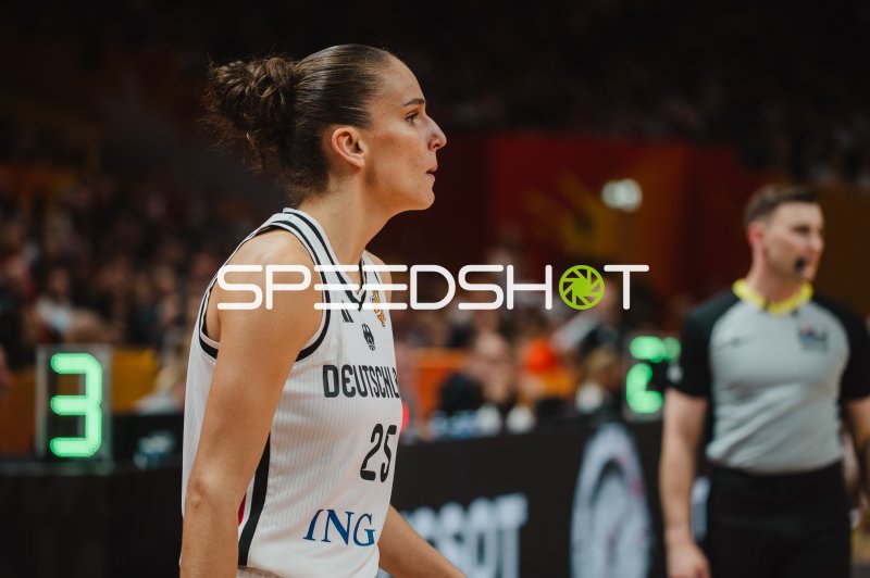 Clara Bielefeld (#25; Deutschland) konzentriert im Spielgeschehen