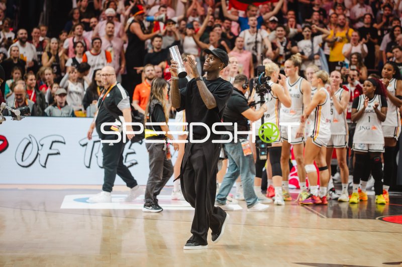 Pokal-Präsentation in der Uber Arena Berlin vor deutschem Basketball-Team