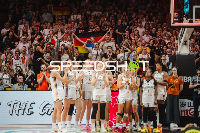 Deutschland-Damen feiern mit Fans in der Uber Arena Berlin