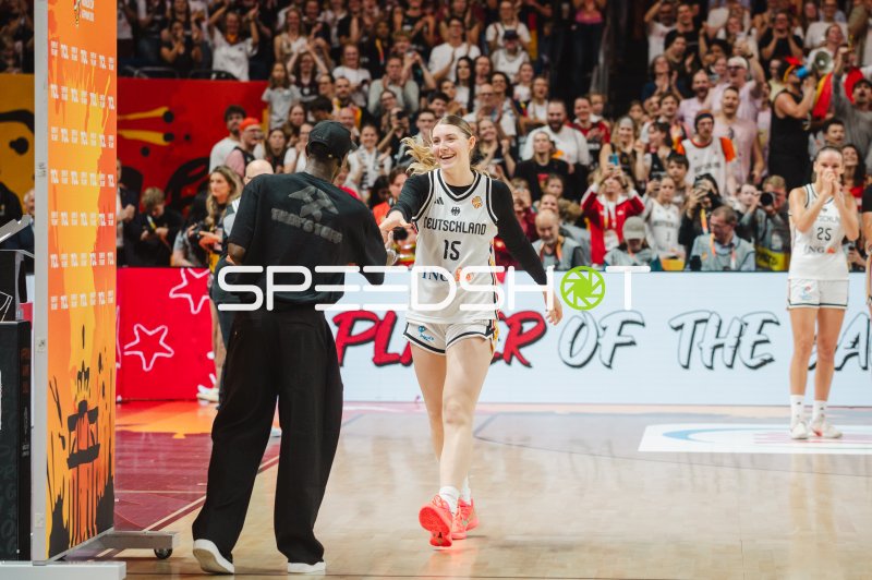 Luisa Geiselsöder (#15; Deutschland) strahlt beim Einlauf in der Uber Arena