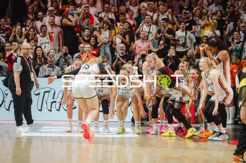 Frieda Bühner (#20; Deutschland) und Team-Jubel in der Uber Arena Berlin