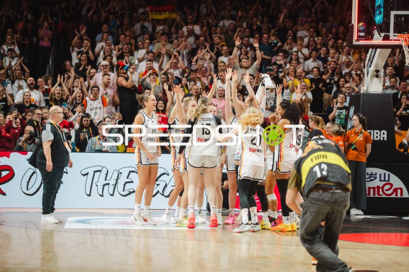 Clara Bielefeld (#25; Deutschland) jubelt mit dem Team in der Uber Arena