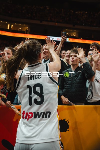 Daub (#19; Deutschland) feiert mit den Fans in der Uber Arena