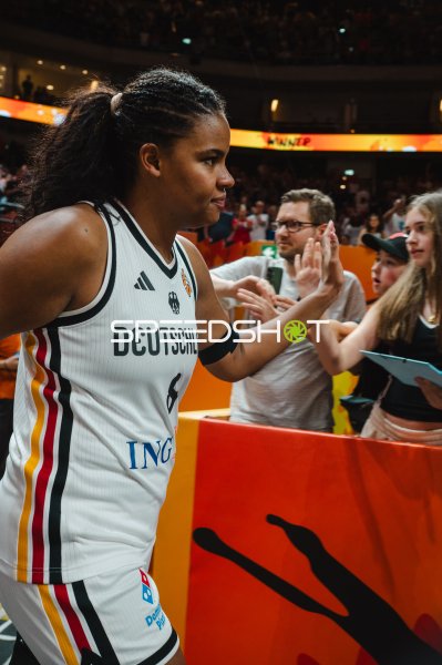 Deutschland-Spielerin feiert mit Fans in der Uber Arena Berlin