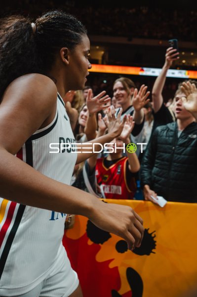 Deutschland-Spielerin feiert mit Fans in der Uber Arena Berlin