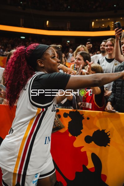 Deutschland-Spielerin feiert mit Fans in der Uber Arena Berlin