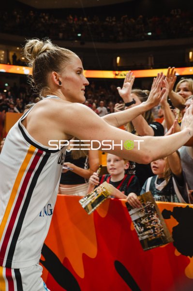 Deutschland-Spielerin feiert mit Fans in der Uber Arena Berlin