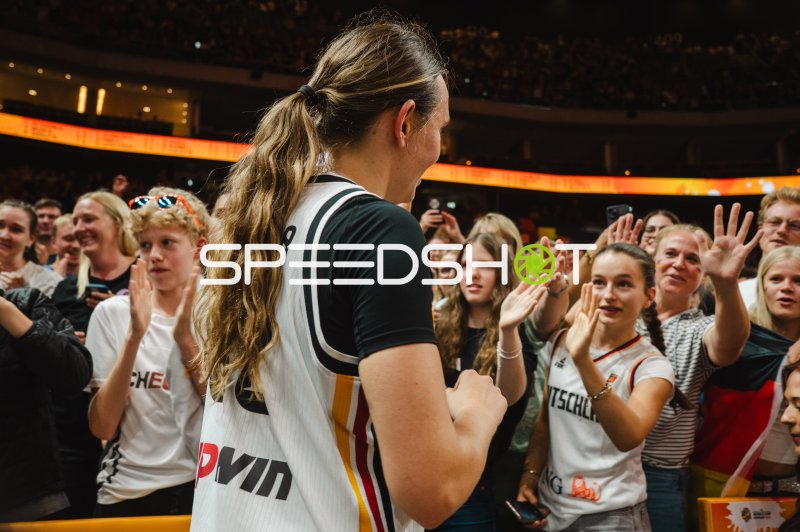 Deutschland-Spielerin feiert mit jubelnden Fans in der Uber Arena
