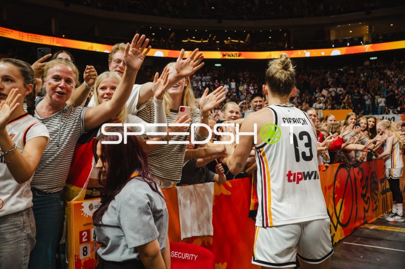 Leonie Fiebich (#13; Deutschland) feiert mit den Fans in der Uber Arena