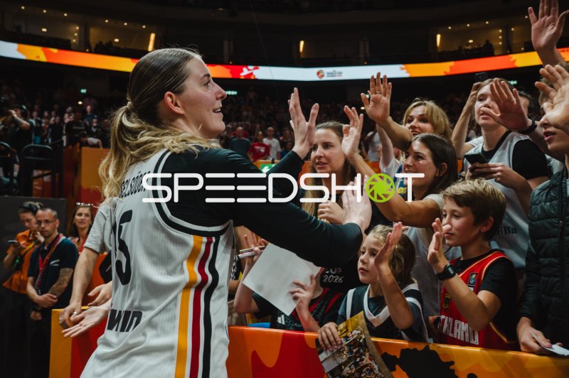 Luisa Geiselsöder (#15; Deutschland) feiert mit den Fans in der Uber Arena