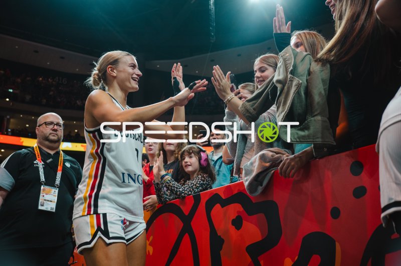 Alexis Peterson (#1; Deutschland) feiert mit Fans in der Uber Arena