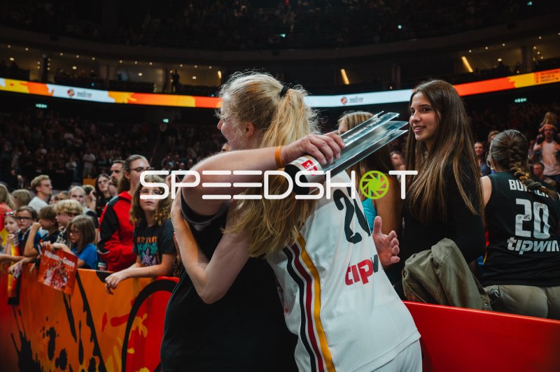 Frieda Bühner (#20; Deutschland) feiert mit Pokal und Fans in der Uber Arena