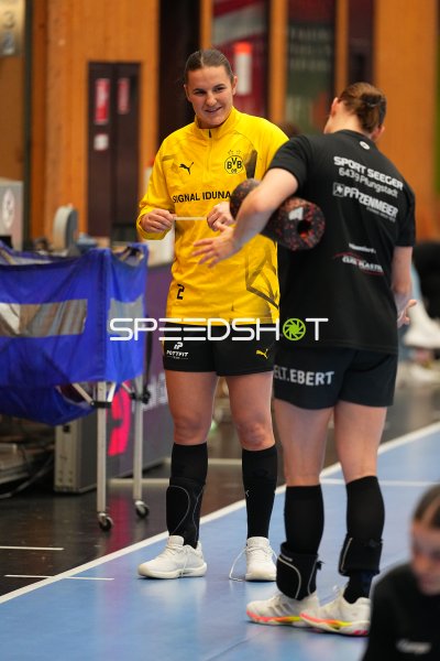 Mareike Thomaier (#2; Borussia Dortmund) lächelnd an der Seitenlinie