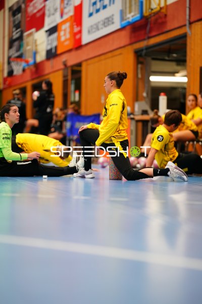 Nicole Wiggins Sancho und Borussia Dortmund beim Aufwärmen in Bensheim