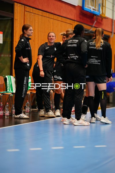 HSG Bensheim/Auerbach Spielerinnen an der Seitenlinie in der Weststadthalle