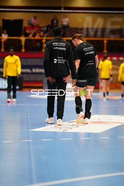 Zwei Spielerinnen der HSG Bensheim/Auerbach im Gespräch auf dem Spielfeld