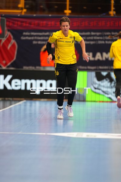 Alina Grijseels (#4; Borussia Dortmund) im Spielaufbau