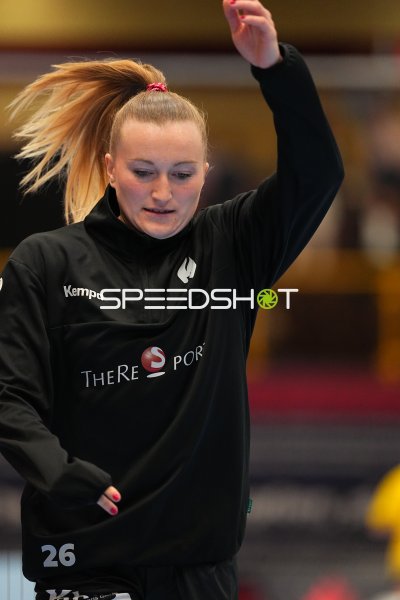 Cara Reuthal (#26; HSG Bensheim/Auerbach) beim Aufwärmen in der Weststadthalle
