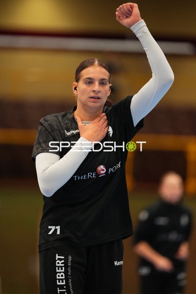 Melanie Halter (#71; HSG Bensheim/Auerbach) mit geballter Faust