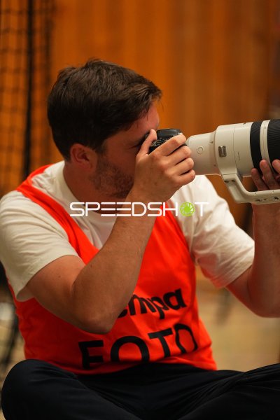 Sportfotograf mit Teleobjektiv im Einsatz in der Weststadthalle Bensheim