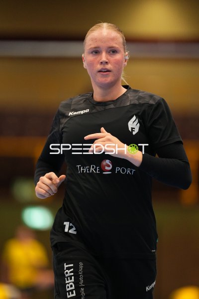 Emma Andersson (#12; HSG Bensheim/Auerbach) beim Einlaufen in der Weststadthalle