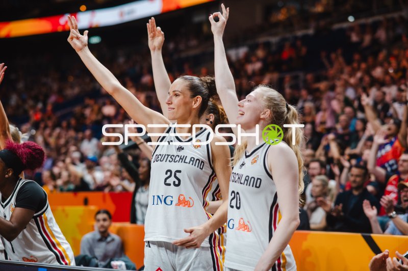 Clara Bielefeld (#25; Deutschland) und Frieda Bühner (#20; Deutschland) jubeln in der Uber Arena