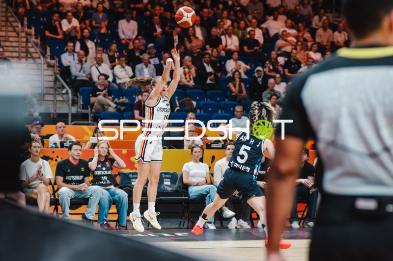 Heji An (#77; Korea) verteidigt gegen Deutschland-Spielerin (#19) beim Wurf